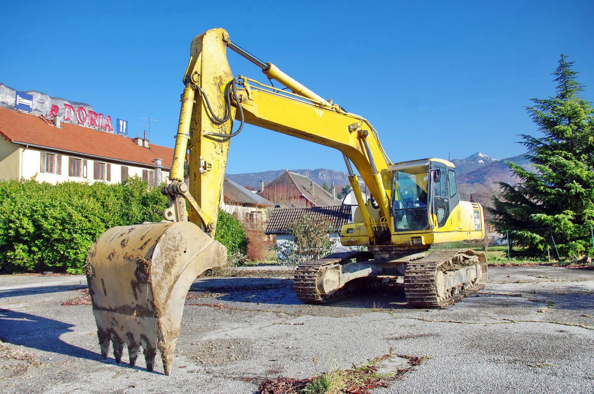 Tractopelle jaune sur un chantier
