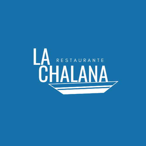 Una pintura de un pequeño barco en una playa frente a las olas del mar; texto del Restaurante La Chalana arriba.