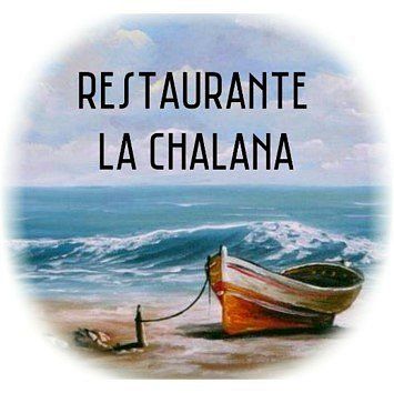 Una pintura de un pequeño barco en una playa frente a las olas del mar; texto del Restaurante La Chalana arriba.