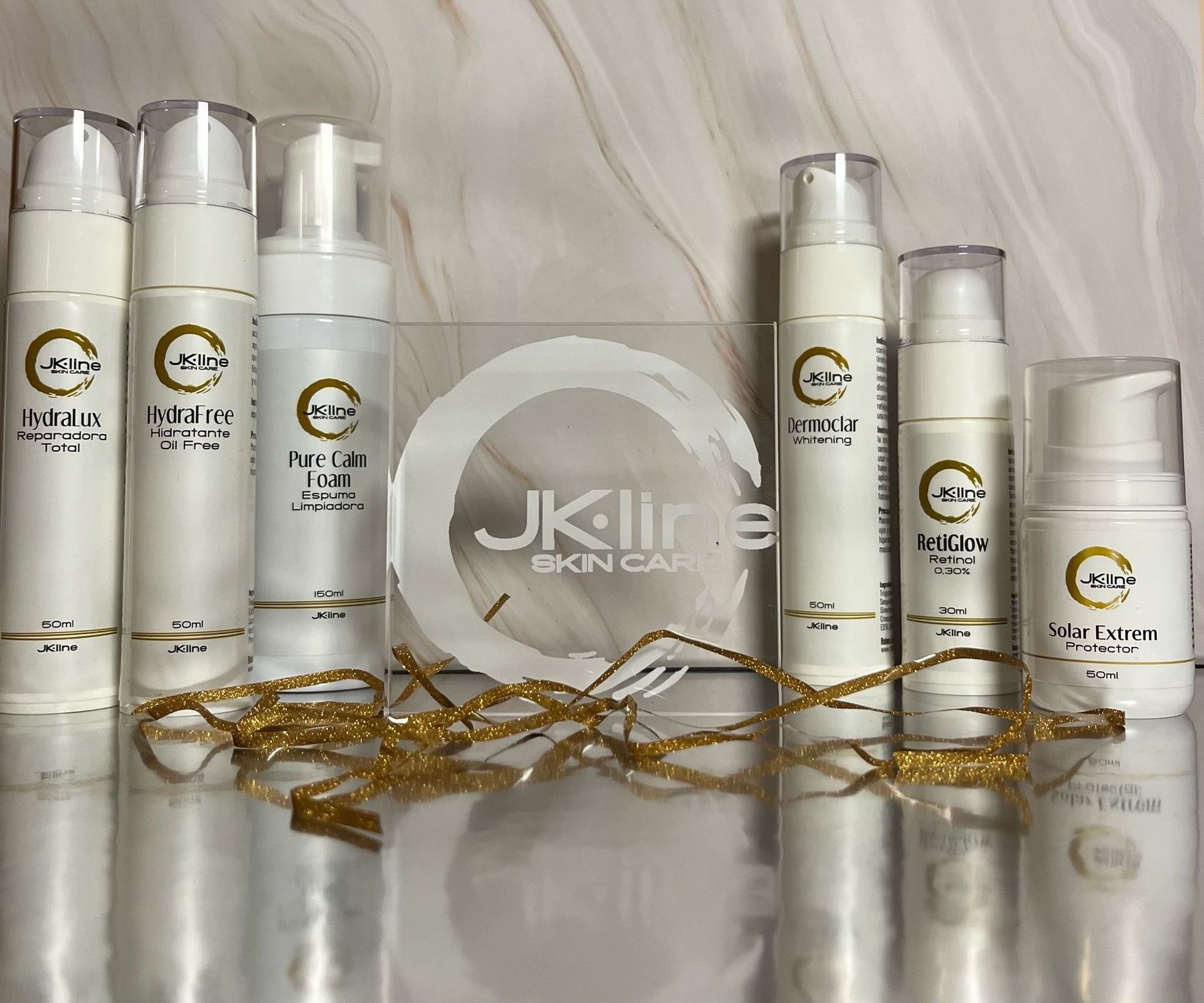 Una mujer se toca la cara con las manos y sonríe.