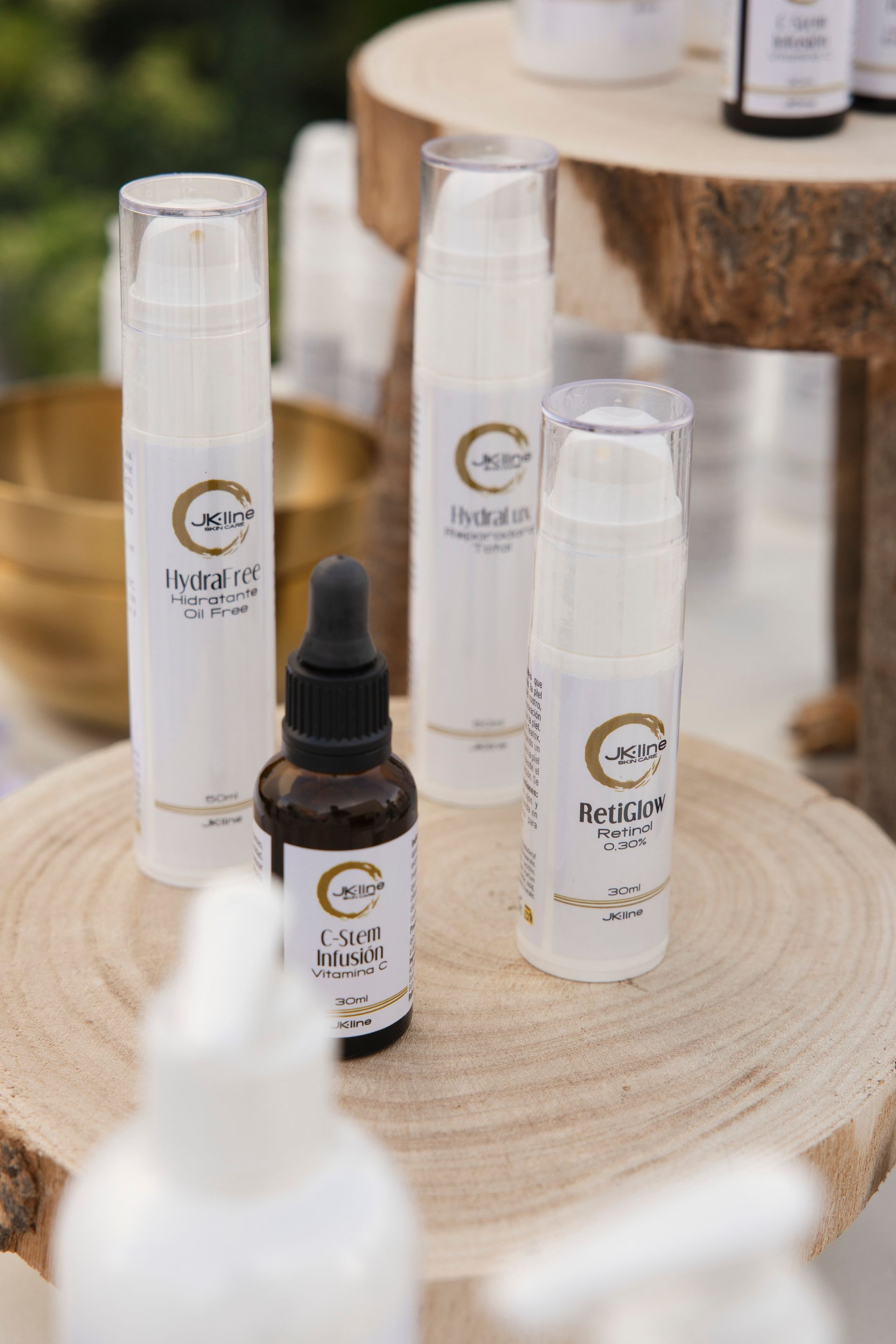 La mujer sonríe y se toca la cara con la mano.