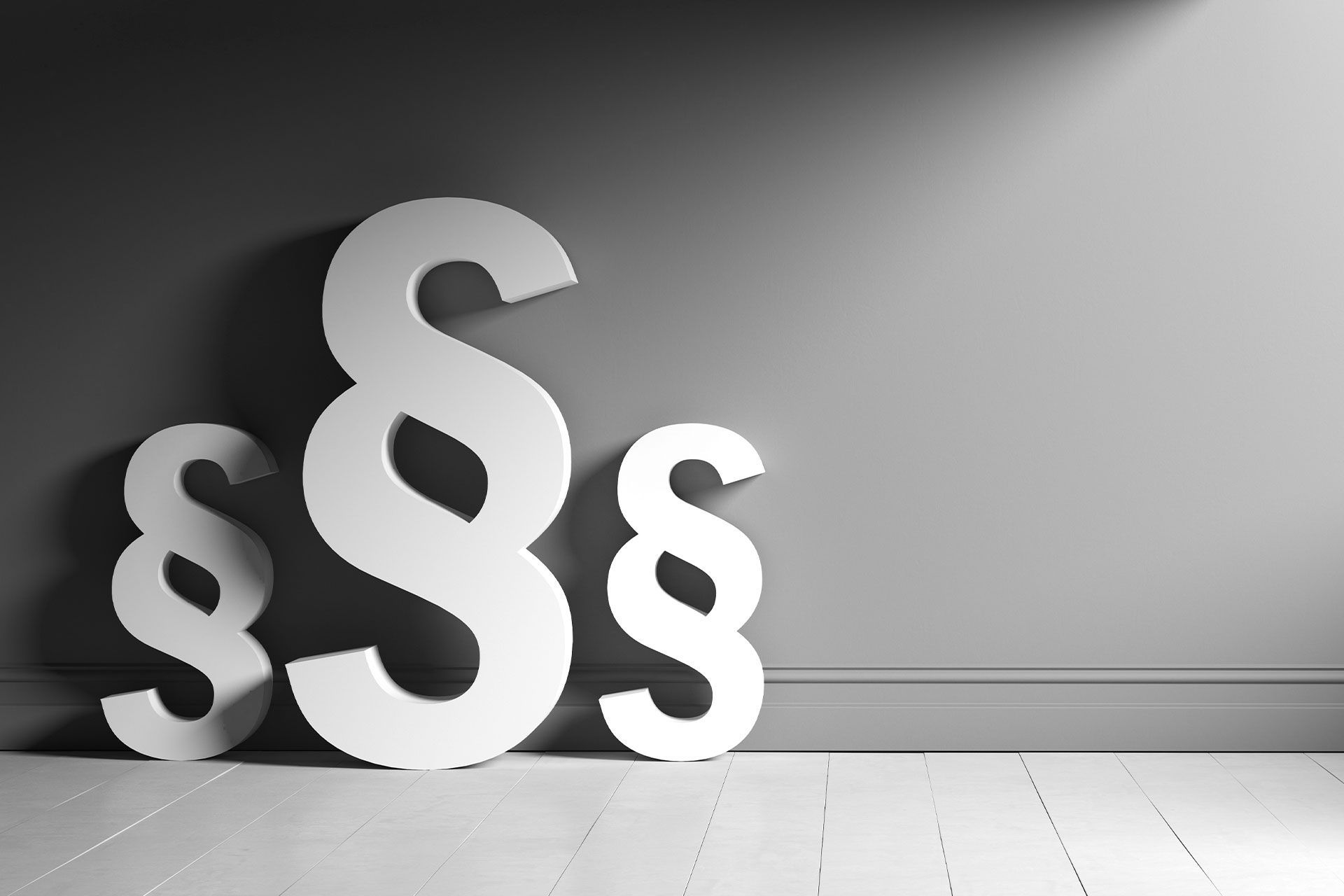 Drei weiße Absatzschilder stehen auf einem weißen Boden