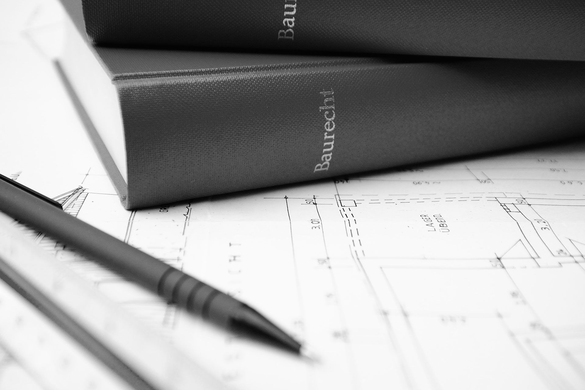 Auf einem Schwarzweißfoto stempelt eine Person ein Dokument auf einem Tisch.