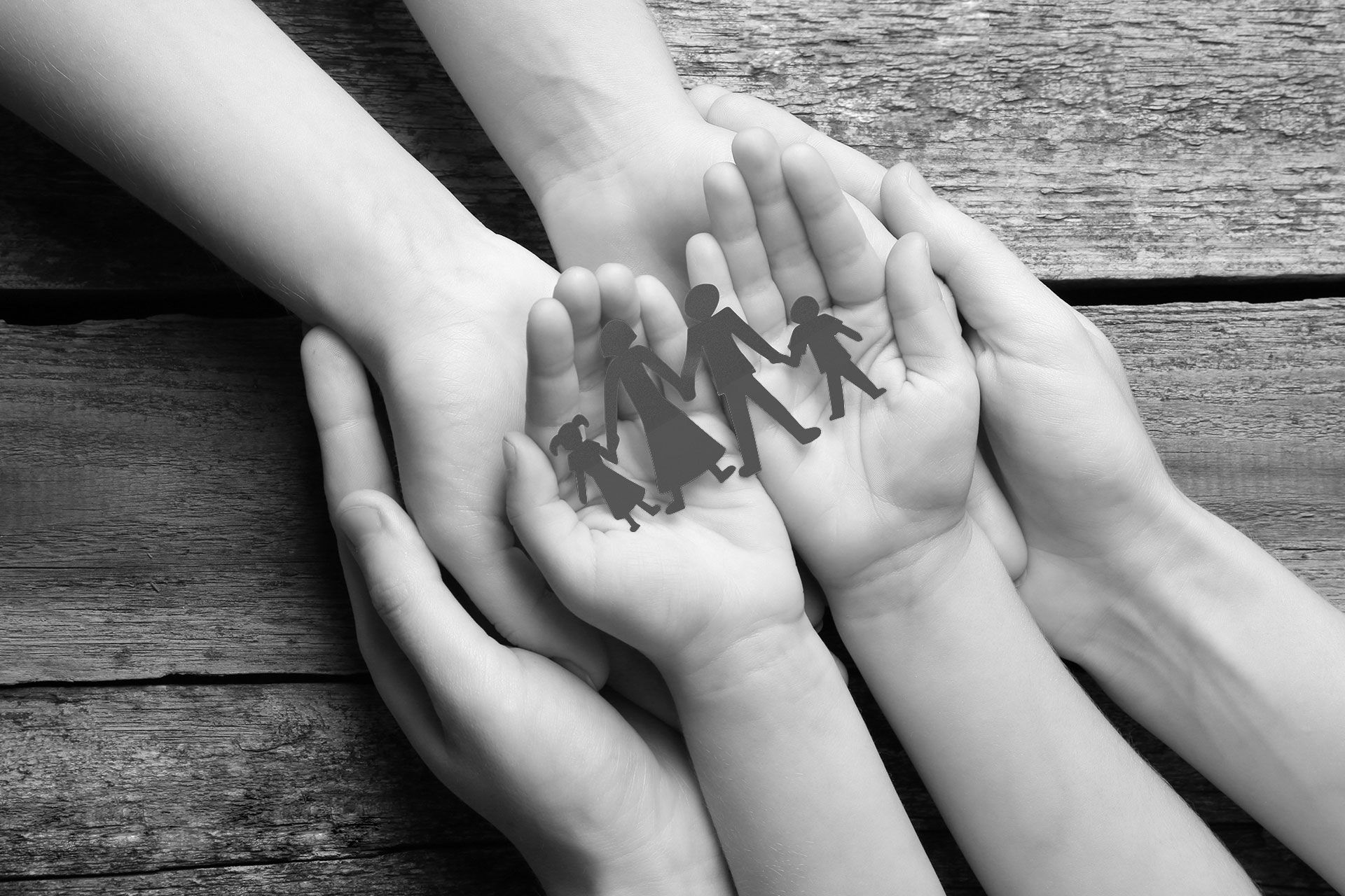 Eine Gruppe von Menschen hält einen aus Papier ausgeschnittenen Familienausschnitt in ihren Händen.