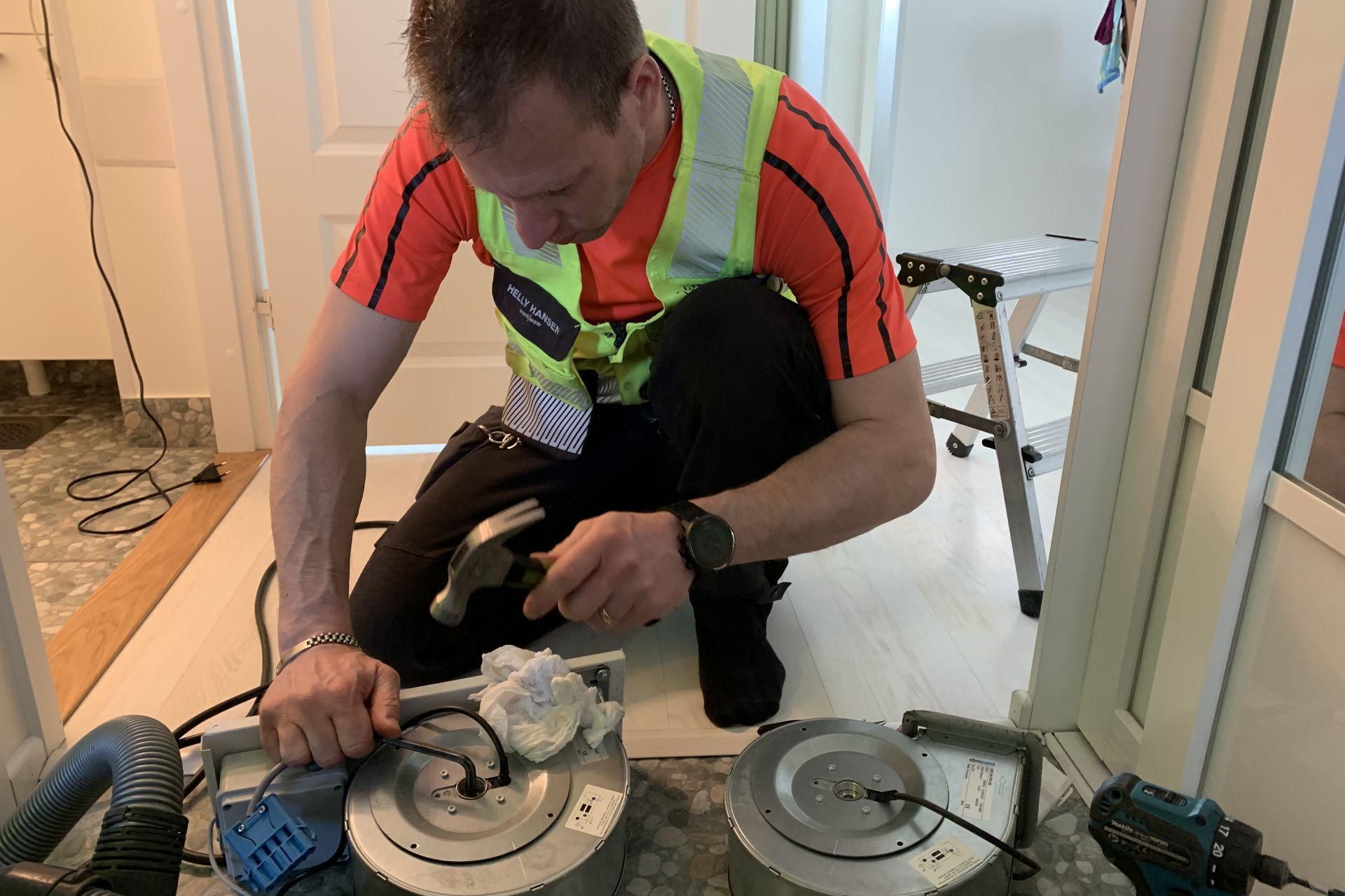 Työntekjiä puhdistaa ilmastointikanavan suuttimia