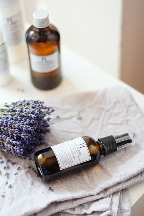 Pharmacienne qui conseille une personne