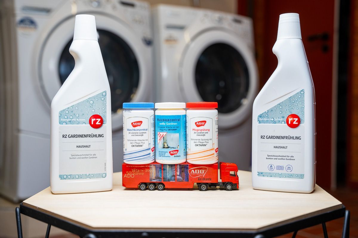Waschmaschinen und Waschmittelflaschen stehen auf einem Tisch - Leistungen von Gardinen Breuß aus Elmshorn
