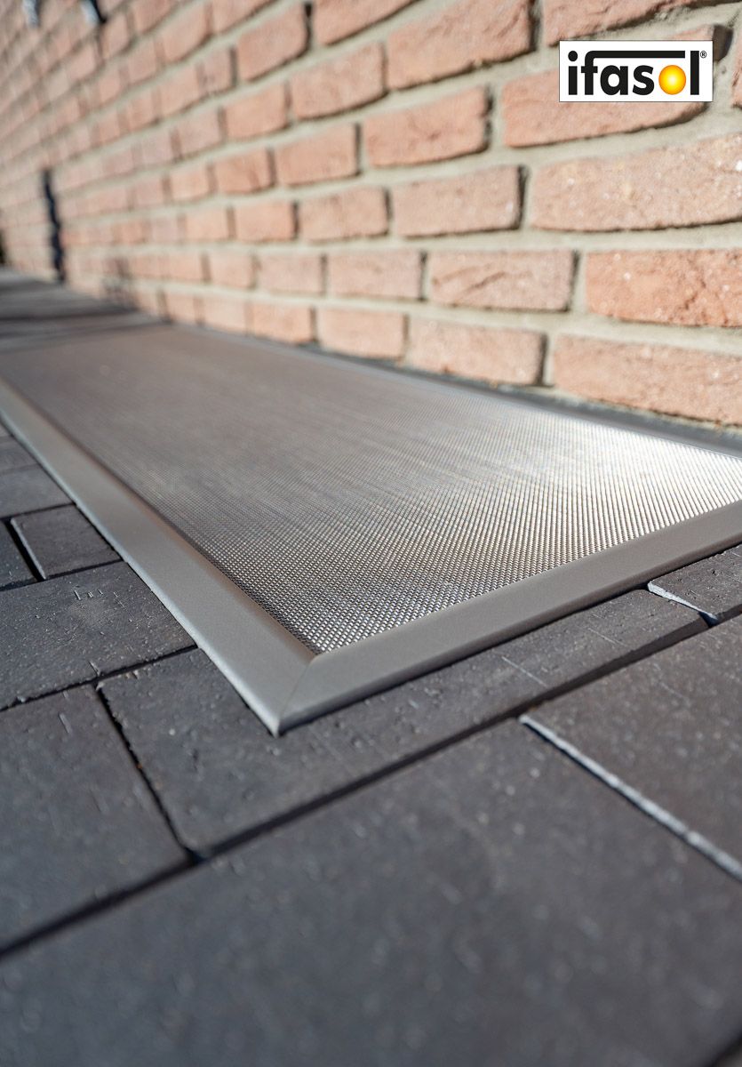 eine Nahaufnahme eines Fenstergitters vor einer Backsteinmauer - Insektenschutz von Gardinen Breuß aus Elmshorn