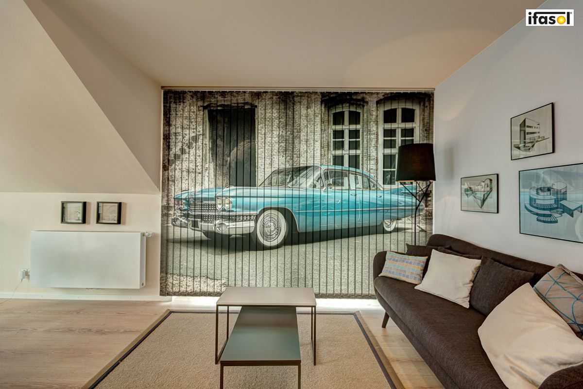 ein Wohnzimmer mit einem Bild eines Autos an der Wand - Sonnenschutz von Gardinen Breuß aus Elmshorn