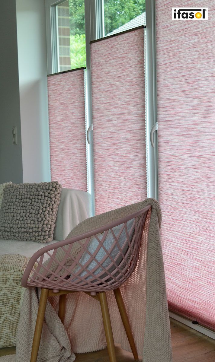 ein Wohnzimmer mit einem Stuhl und einem Couchtisch - Sonnenschutz von Gardinen Breuß aus Elmshorn