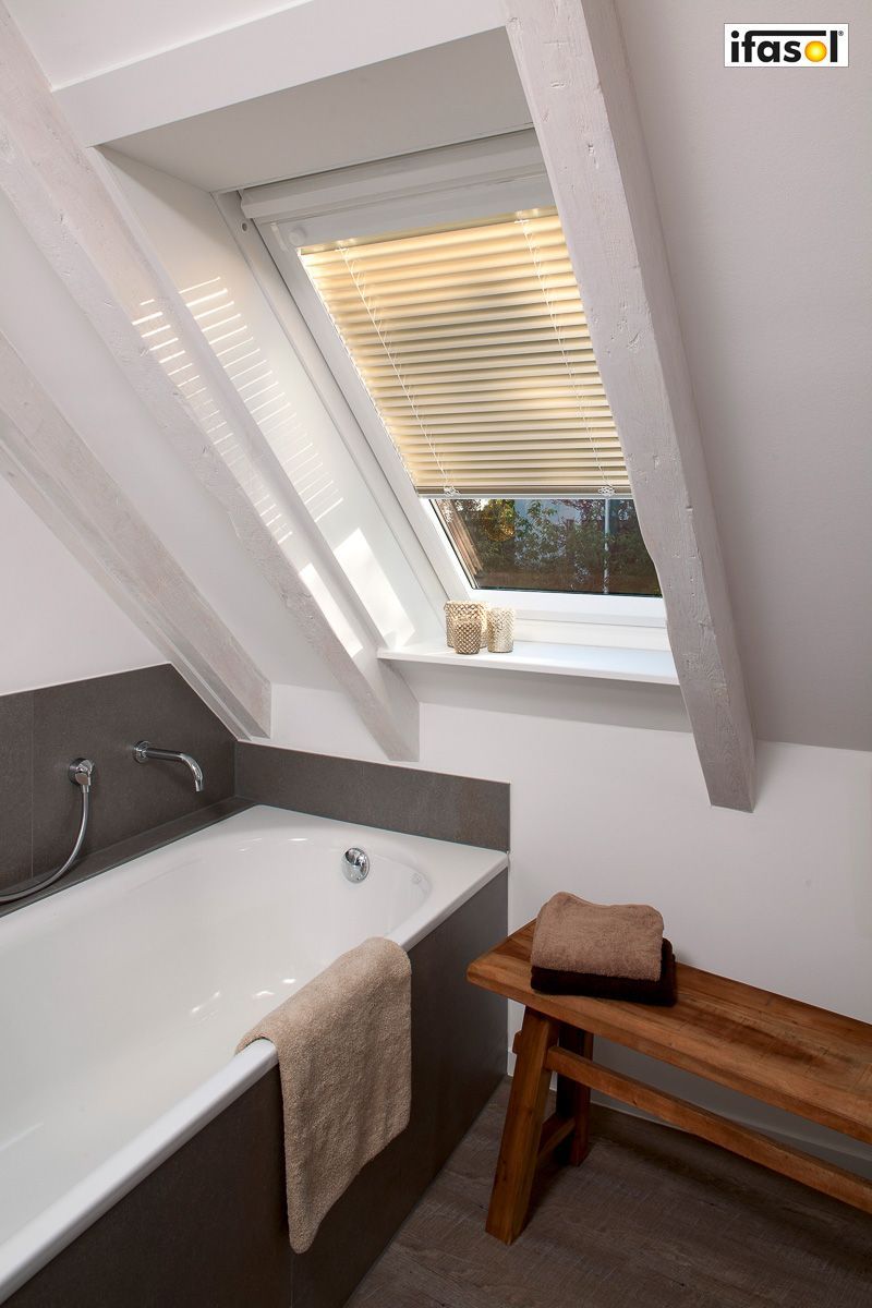 ein Badezimmer mit einer Badewanne und einer Holzbank - Sonnenschutz von Gardinen Breuß aus Elmshorn