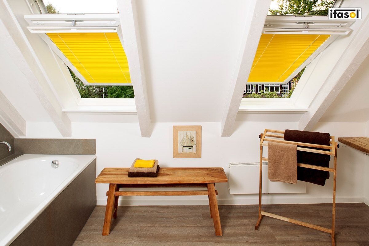 ein Badezimmer mit einer Badewanne , einem Holztisch und einem Dachfenster - Sonnenschutz von Gardinen Breuß aus Elmshorn