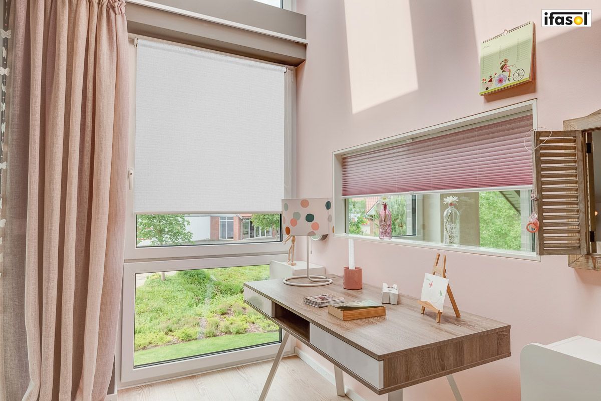 ein Mädchenzimmer mit einem Schreibtisch und einem großen Fenster - Sonnenschutz von Gardinen Breuß aus Elmshorn
