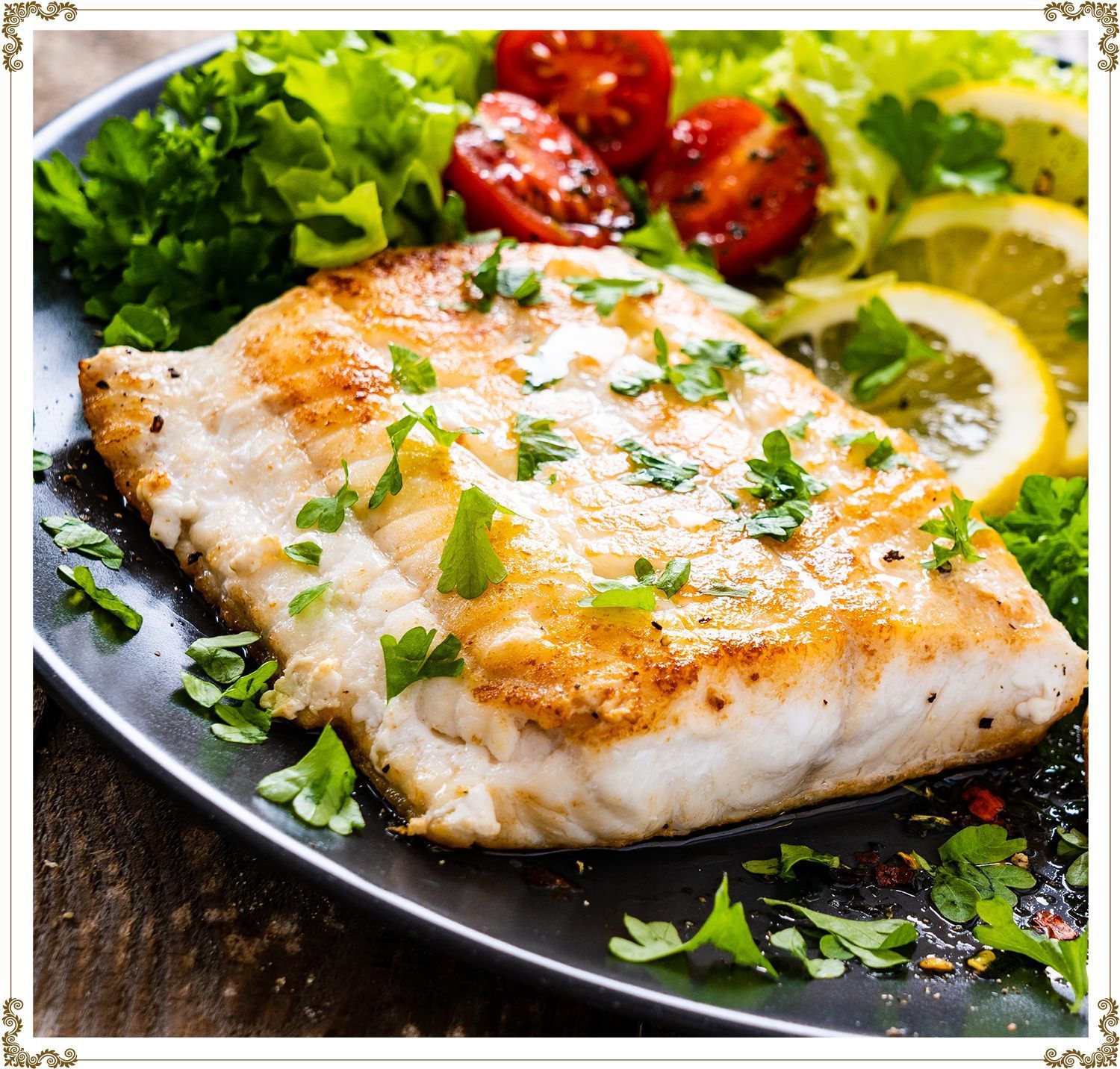 Filet de poisson blanc grillé avec tomates, laitue, tranches de citron et persil, servi dans une assiette.