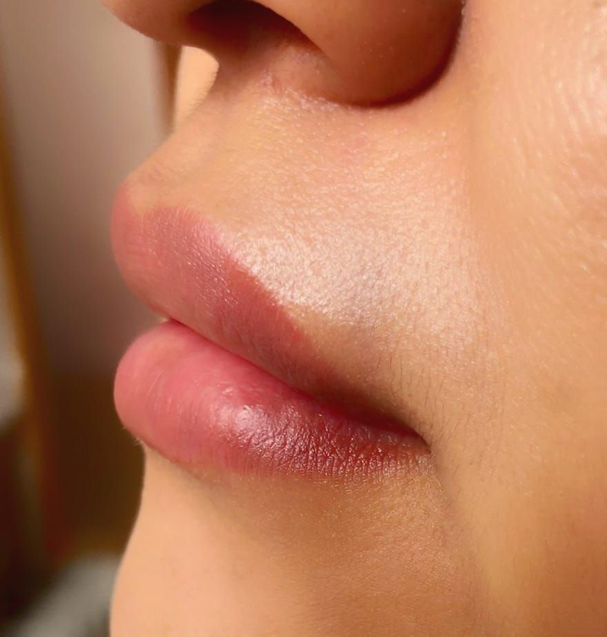 Un primer plano de los labios y la nariz de una mujer.