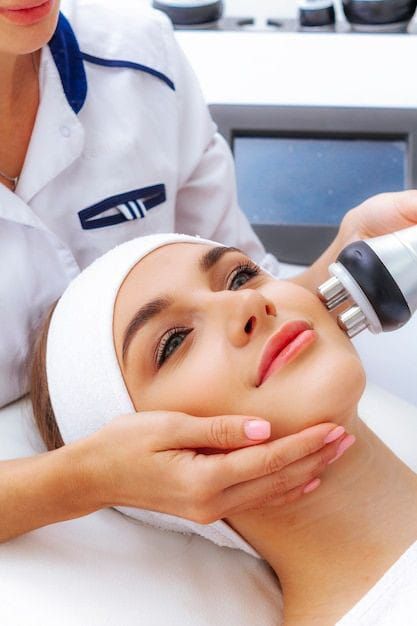 Una mujer está recibiendo un tratamiento facial en un salón de belleza.