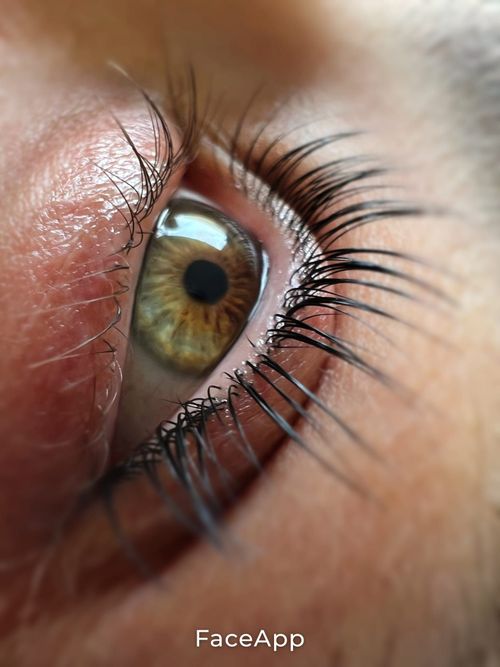 Un primer plano del ojo de una mujer con pestañas largas.