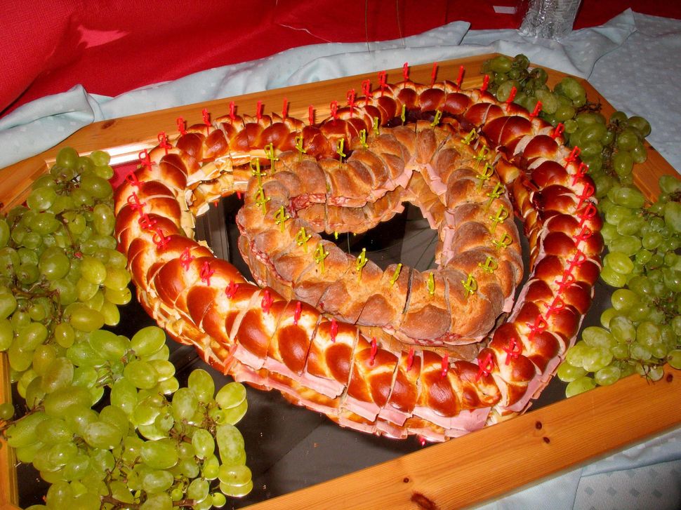 Regale mit verpackten Geschenkkartons in verschiedenen Grössen und Farben, verziert mit Bändern.