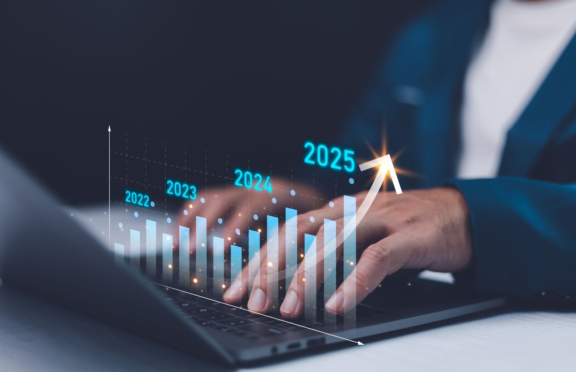 Personen arbeiten an einem Schreibtisch