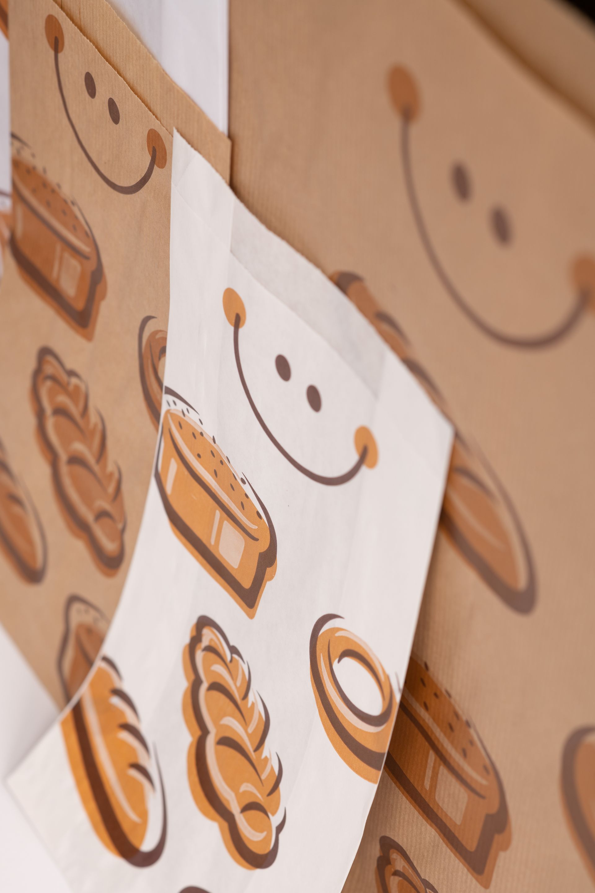 Una bolsa de papel marrón con una cara sonriente.