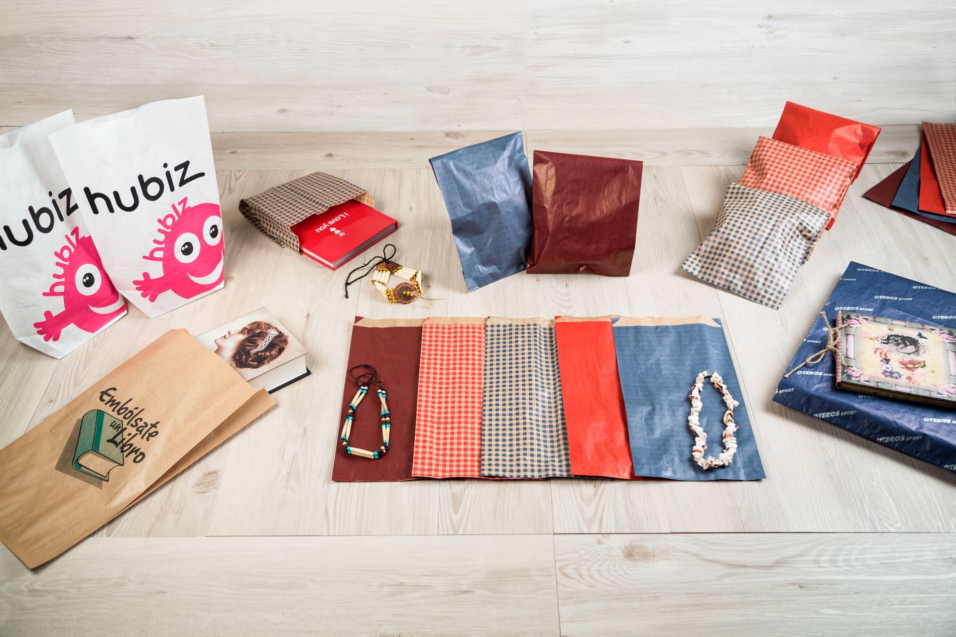 Un montón de bolsas están sobre una mesa de madera.