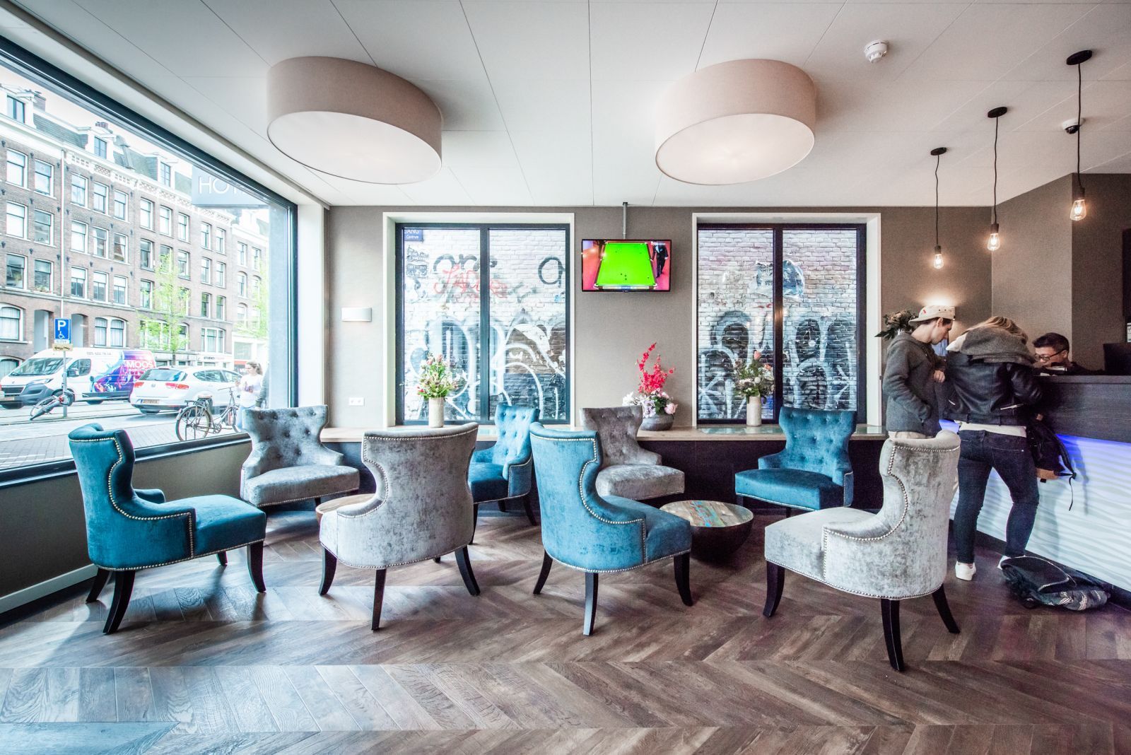 Er staan ​​veel stoelen en tafels in de kamer.