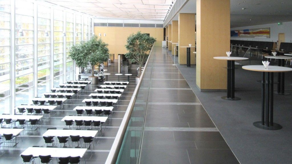 Einhangshalle