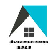 Logotipo con un tejado de casa estilizado en gris oscuro y cian,