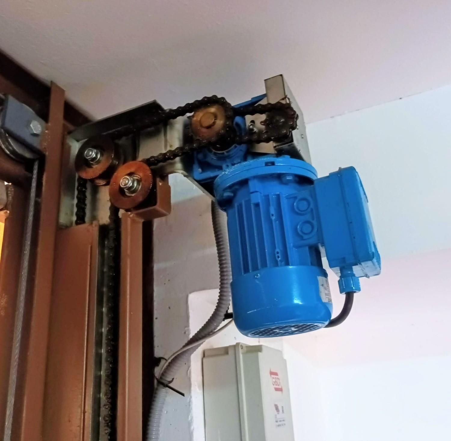 Dos operadores de puertas automáticas