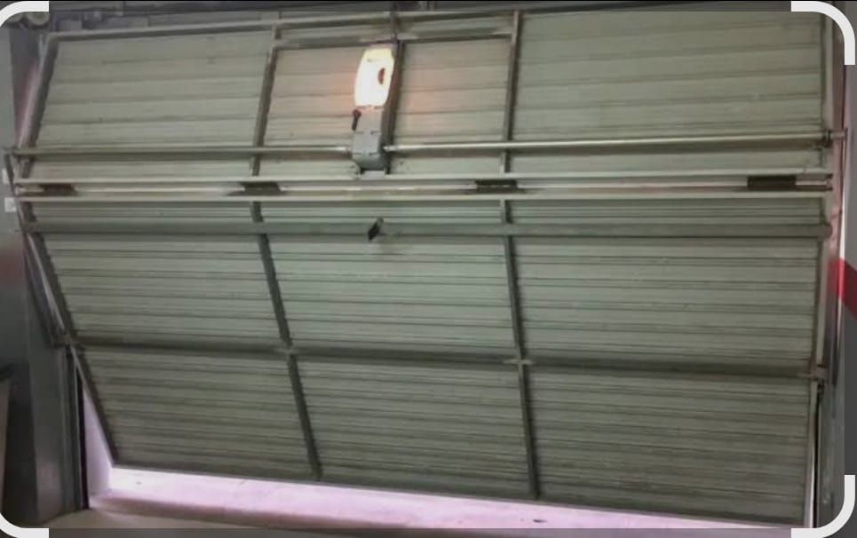 Un niño con una chaqueta azul sostiene globos azules y blancos mientras toca el timbre de una moderna casa blanca.