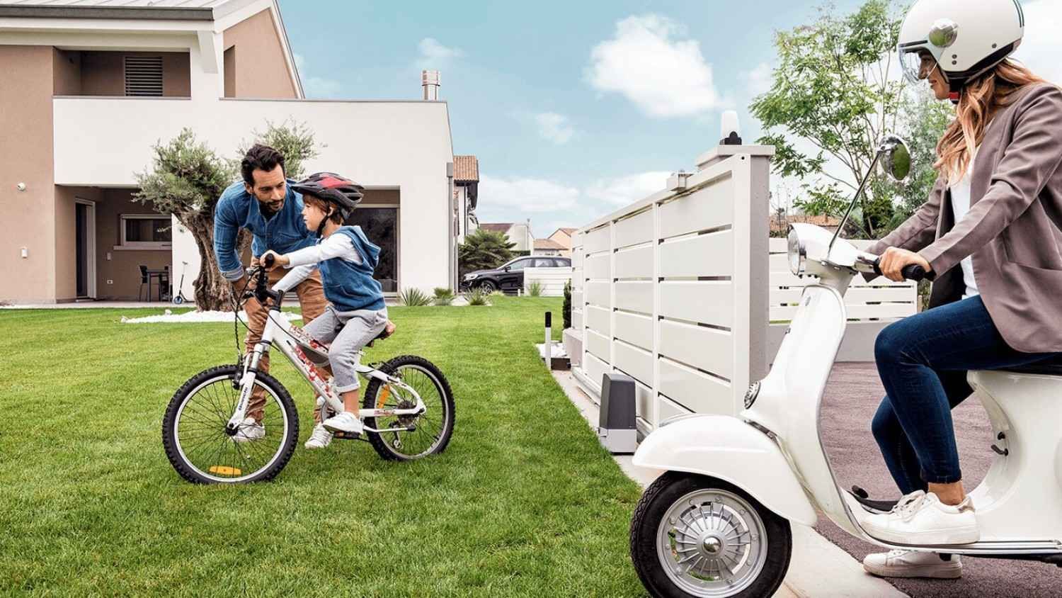 Un adulto y un niño con una bicicleta 
