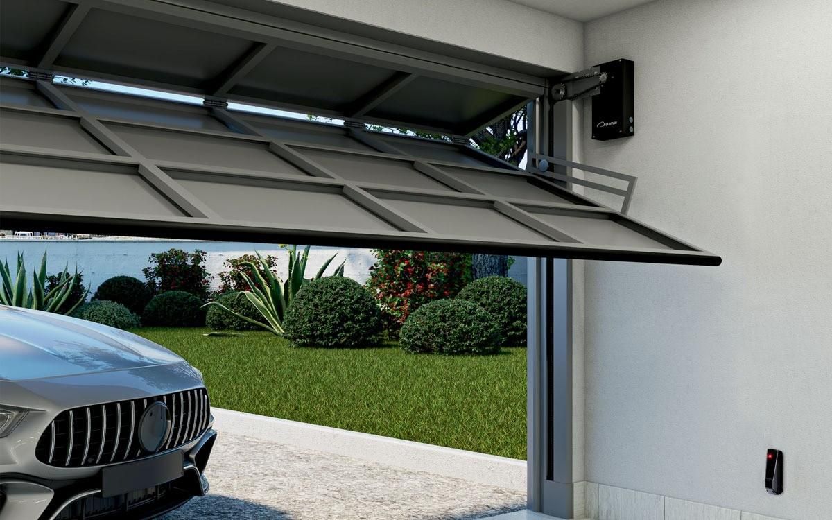 Una moderna puerta de garaje en proceso de apertura, que permite ver parcialmente un coche de lujo aparcado en su interior.
