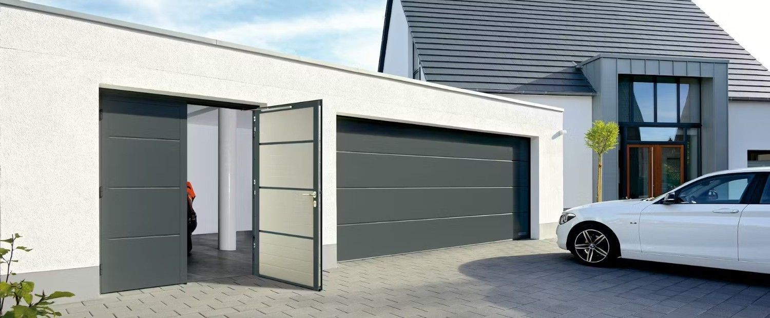 Exterior de una casa moderna con puerta de garaje gris oscuro