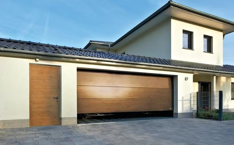 Exterior de una casa moderna con puerta lateral 