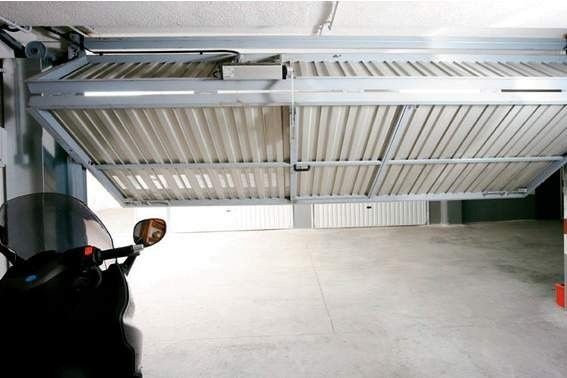 La puerta basculante del garaje está parcialmente abierta