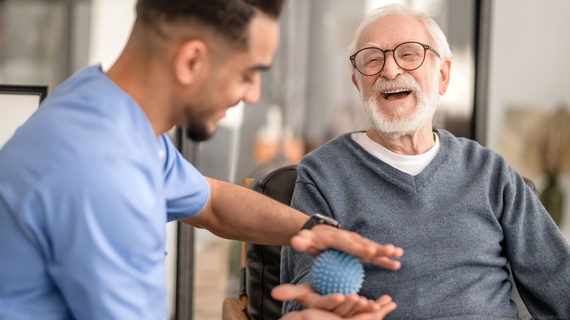 Pflegekraft von care & mehr GmbH unterstützt Patienten in Kurzzeitpflege.