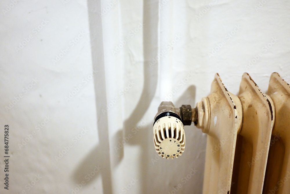 Ein Wohnzimmer voller Pappkartons und ein in Plastik eingewickeltes Sofa.