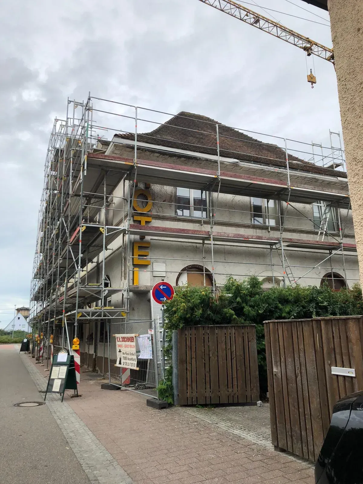 Ein im Bau befindliches Gebäude mit einem Gerüst an der Seite.