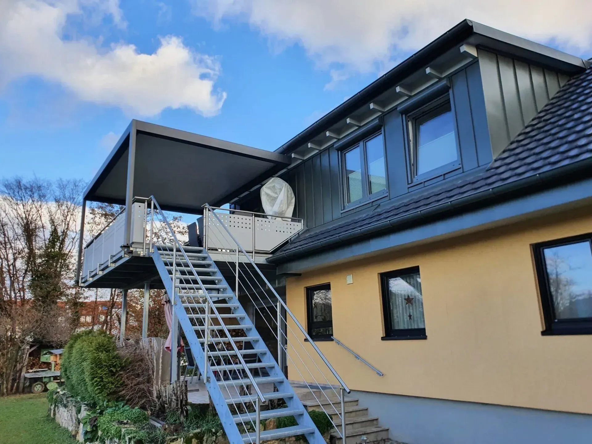 Ein Haus mit einem Balkon und einer Treppe, die dorthin führt