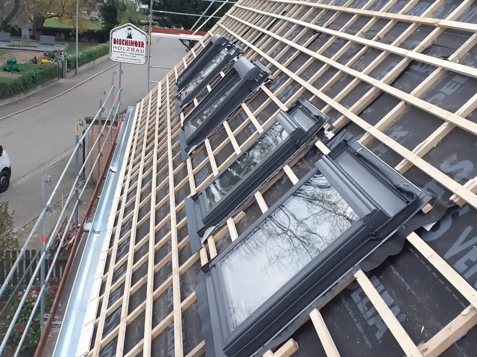 Ein Dach mit vielen Oberlichtern