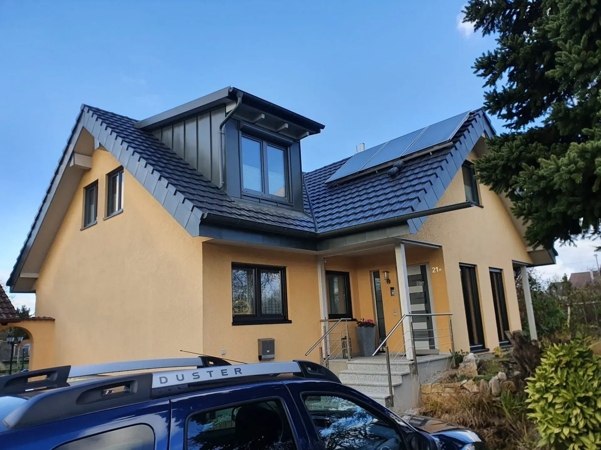 Ein Staubwedel steht vor einem Haus