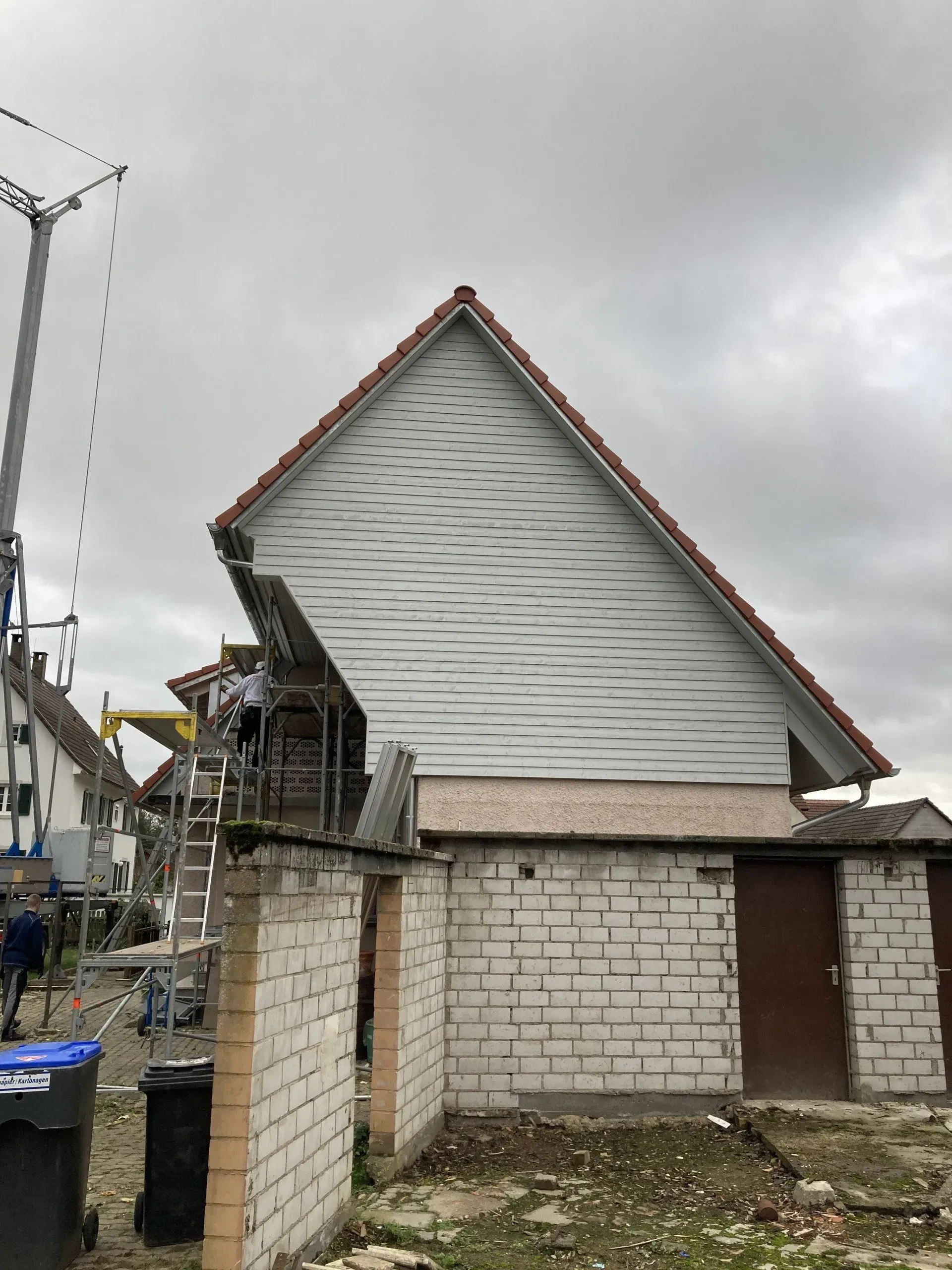 Ein weißes Haus mit rotem Dach entsteht