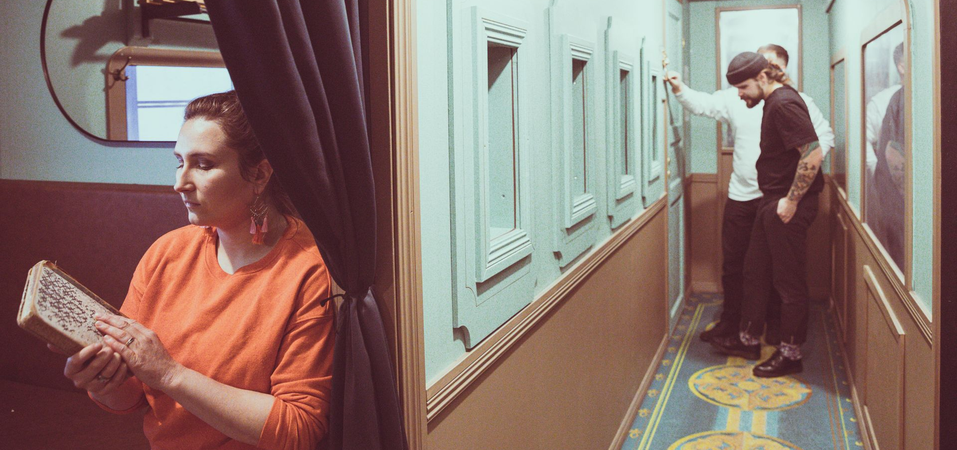 Työporukka yrityksen tiimipäivillä pakohuoneessa.