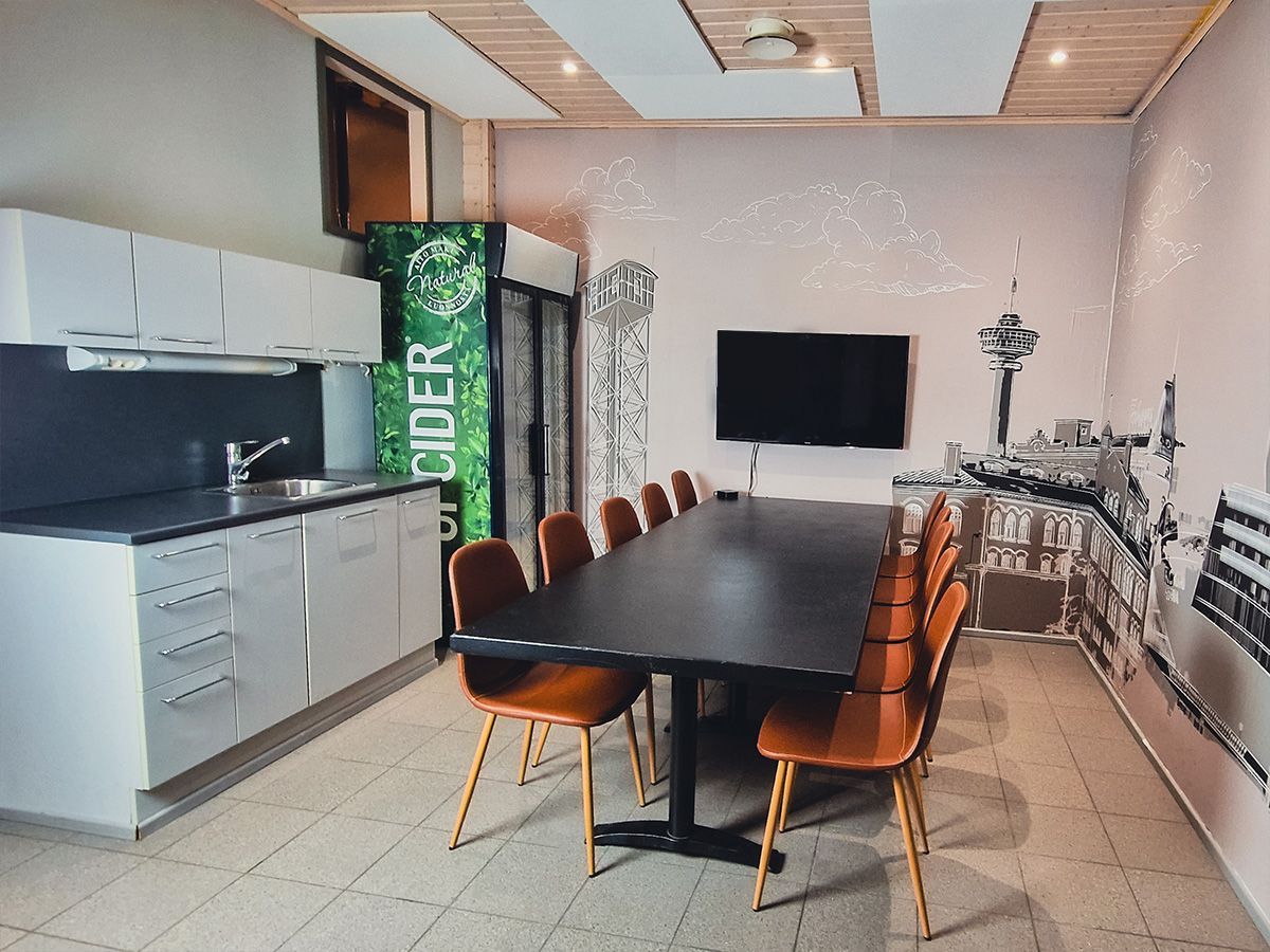 Elämyksellisen maalauskurssin tuotoksia ja osallistujia WayOut Tampereen tiloissa