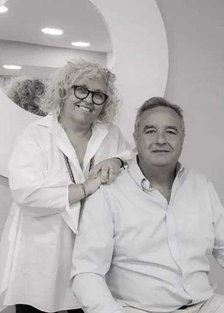 Un hombre y una mujer posan para una fotografía en blanco y negro.