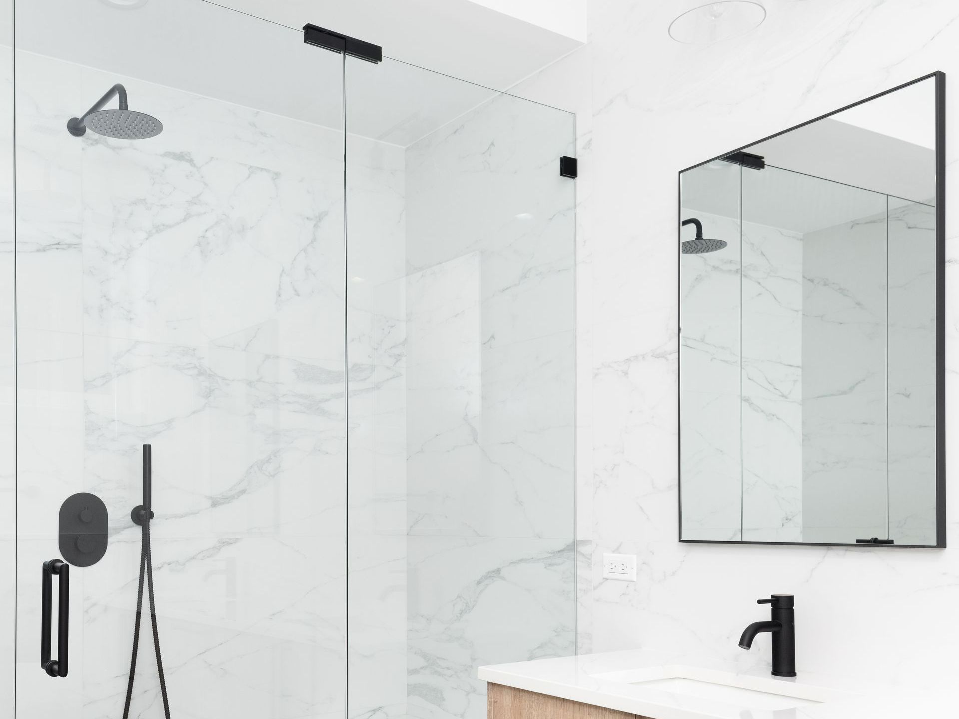 Douche à l'italienne totalement vitrée avec miroir