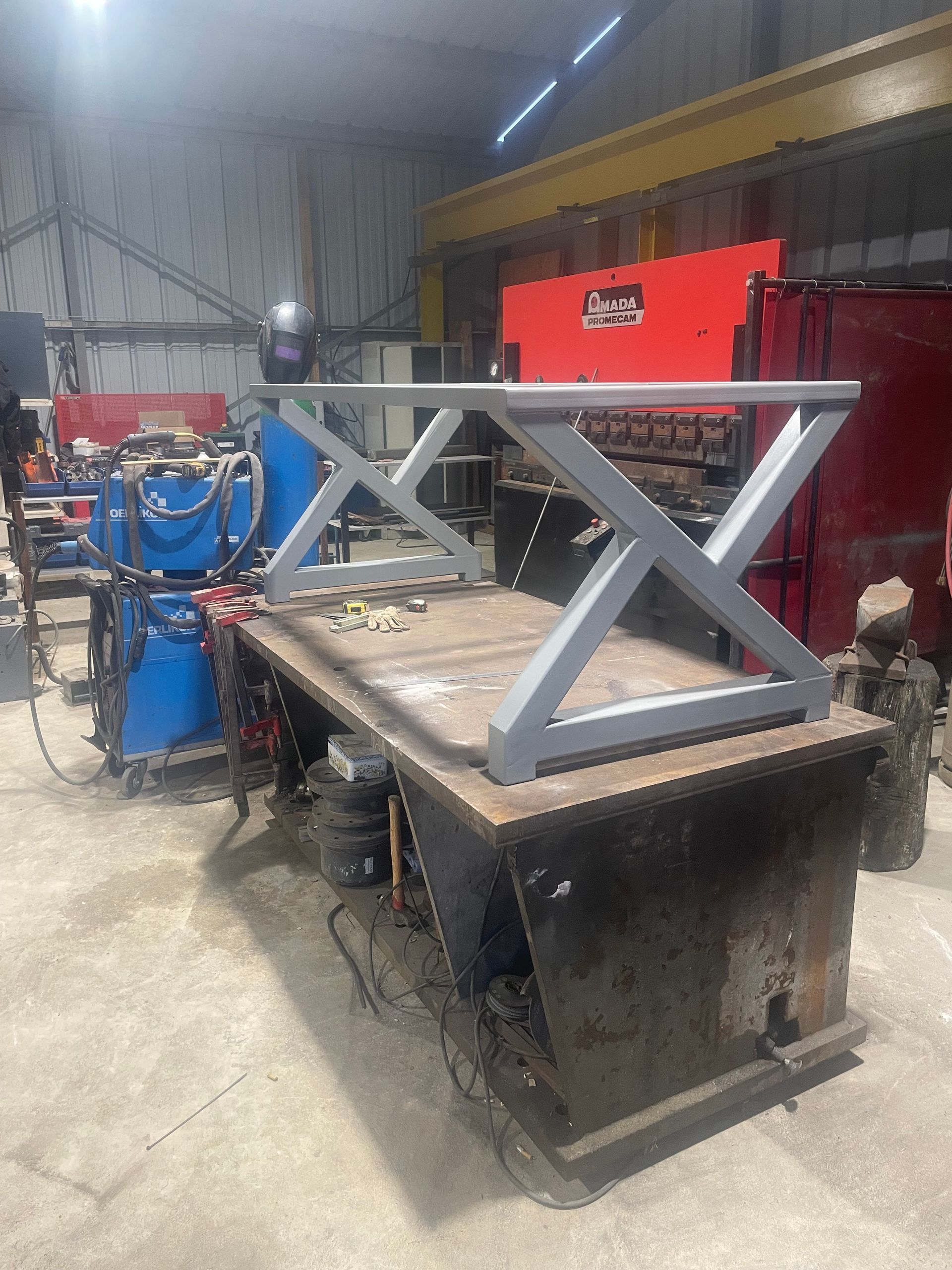 Table élévatrice métallique à ciseaux dans un atelier.
