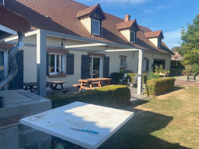 Structure métallique d'une pergola installée sur la terrasse d'une maison individuelle.