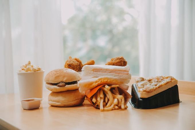 Hay muchos tipos diferentes de comida rápida en la mesa.