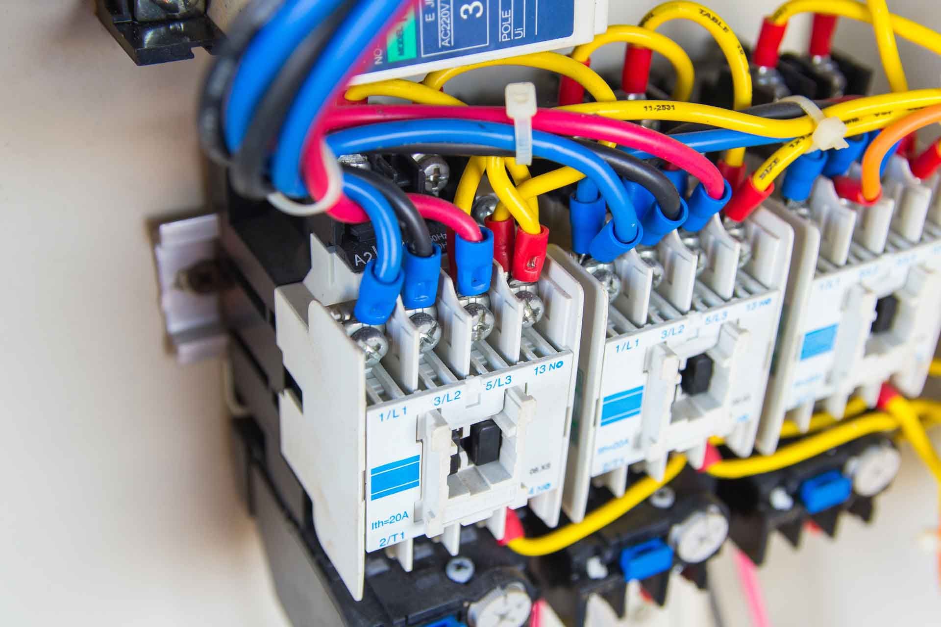 Un primer plano de un montón de cables en una pared.